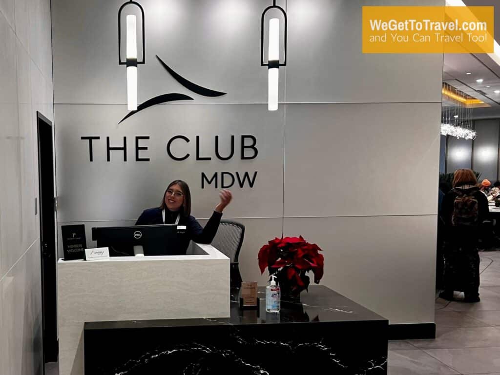 front desk at Midway Airport Lounge: Club MDW