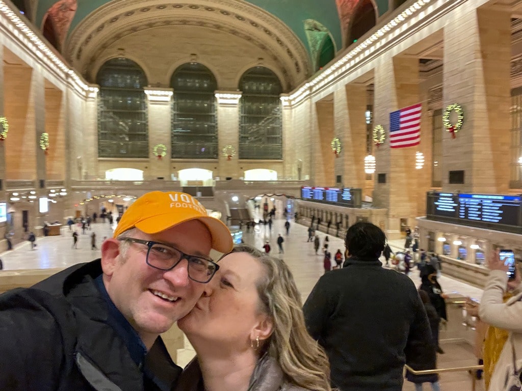 Zuzu kissing Ross at Grand Central Station