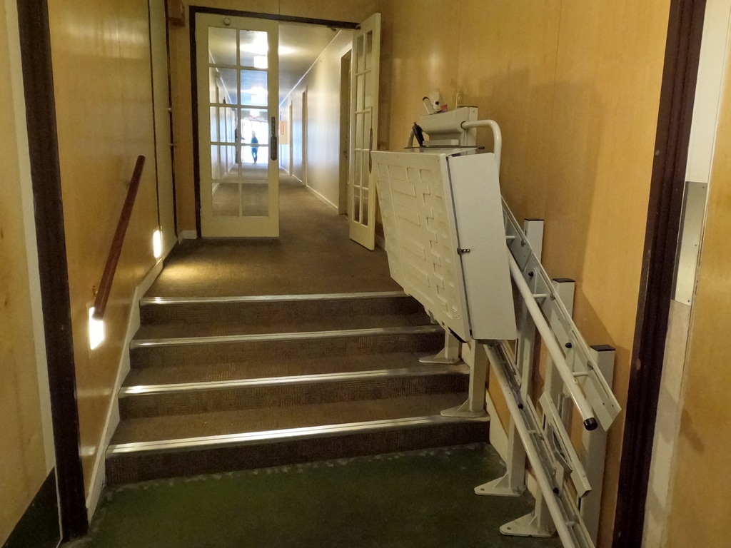 Steps with a wheelchair lift in the Volcano House Hotel.
